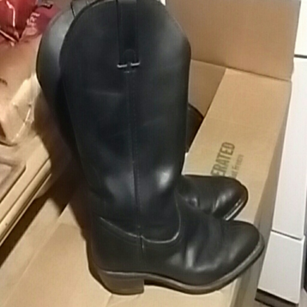 Black cowboy boots